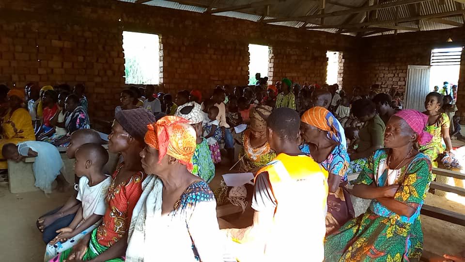 12/03, les femmes de Otobora et Hombo( 2 villages de Walikale ds le Nord-kivu, axe Walikale - Bukavu) ont échangé sur l’utilisation du téléphone comme outils de sécurisation des revenus de leurs petits commerces pendant cette période de guerre.