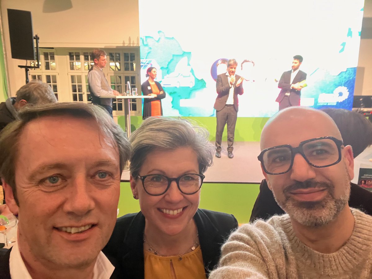 Always on duty: 3 <a href="/GrnWrtDlg/">Grüner Wirtschaftsdialog</a> Vorstände ibei <a href="/GrueneLandtagBY/">GrüneFraktionBayern</a> mit Robert Habeck. Neulich in #Muenchen. #Handwerk #WindEnergy &amp; #Bürgerenergie rocken! #ZukunftHandwerk #greeneconomy