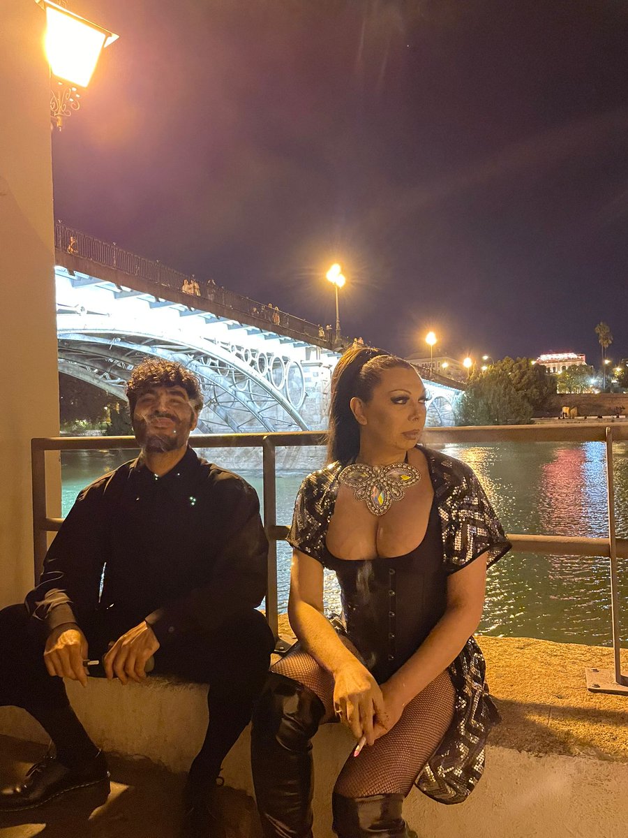 ArtistaSoler's tweet photo. Día de rodaje en TRIANA con #joselitoacedo y #rosariolatremendita #osariosoler #sevillana #trianera #transexual #sevilla #españa #andalucia #española #andaluza #trans #transgenero #lgtbi #triana #puentedetriana #mariatrifulca #altozanotriana #callebetis #marzo2023 #rodaje https://t.co/RRphKsyU73