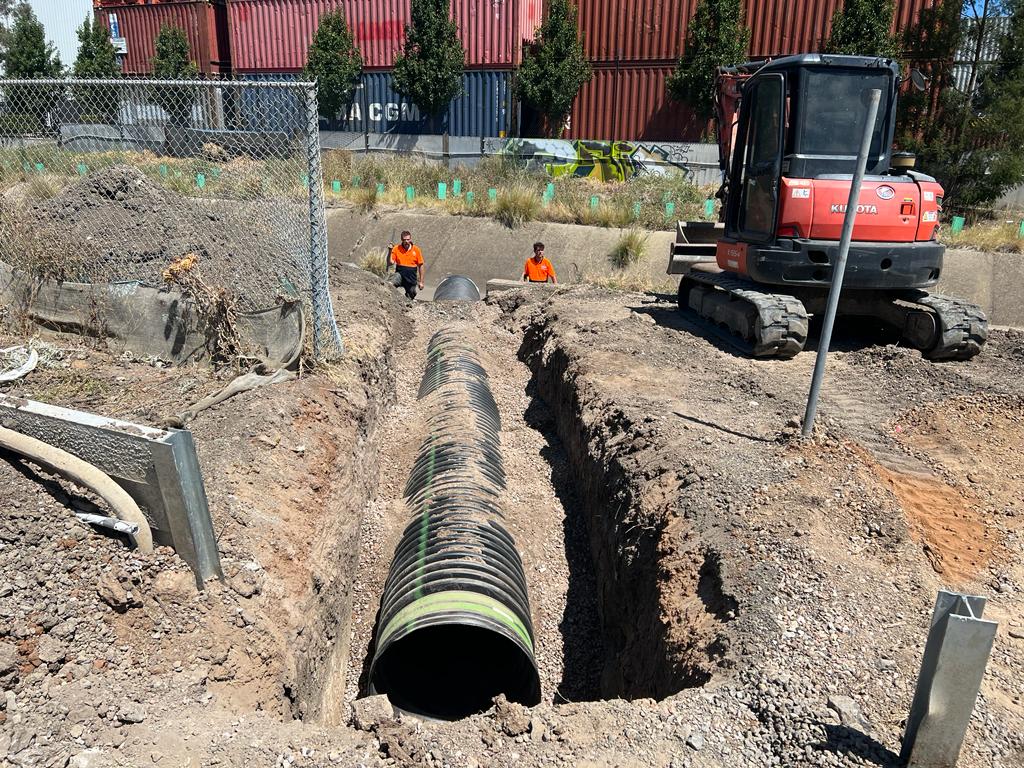 DunstoneCivil's tweet photo. We don’t use a hammer on an excavator as we don’t want to risk damage to other parts of the concrete channel.
.
.
.
.
.
#DCIVIL #dunstonecivil #civil #civilengineering #civilworks #stormwater #melbournewater #mckenzie_construction_group #kayesdrain #stage1 https://t.co/q5G9FYz0xi