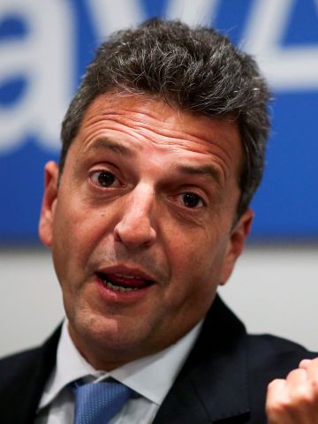 luisl4's tweet image. 140000 usuarios sin luz, hay lugares con más de 10 días sin servicio...pero Sergio les condonó sus deudas a Edenor y Edesur y no hay nadie cortando calles ni pidiendo su renuncia