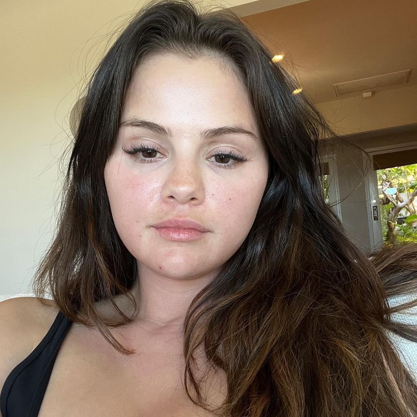 danituitta's tweet photo. PISA NA MINHA CARA SELENA GOMEZ https://t.co/DUa3bg0KFM