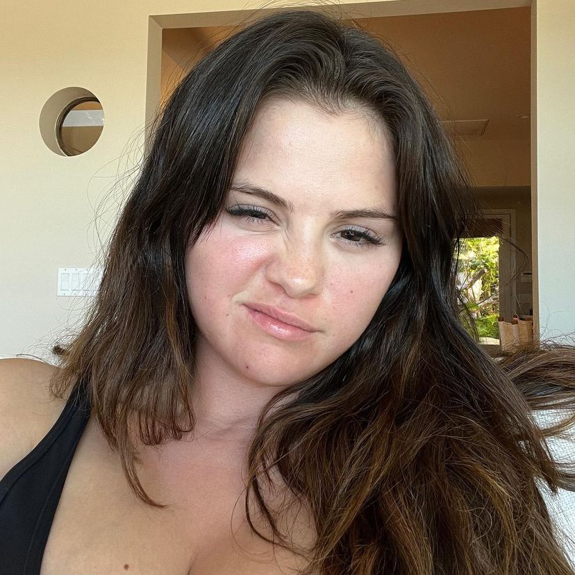 danituitta's tweet photo. PISA NA MINHA CARA SELENA GOMEZ https://t.co/DUa3bg0KFM