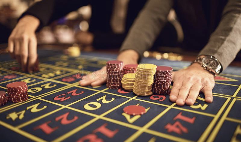 InvestScholar's tweet photo. 选手A筹码堆积如山，能看穿对手底牌；选手B筹码较少，能读懂对手想法。你能赢钱的路径是？选手A拥有绝对的资金和信息优势。不能将选手A作为假想敌。交易者的对手从来都是小户和散户，不断离开牌桌，又有新人上台的玩家们。成为选手A很难。可能的唯一路径是：建立对于其它散户的博弈优势，成为选手B。 https://t.co/ilIInsa1o5
