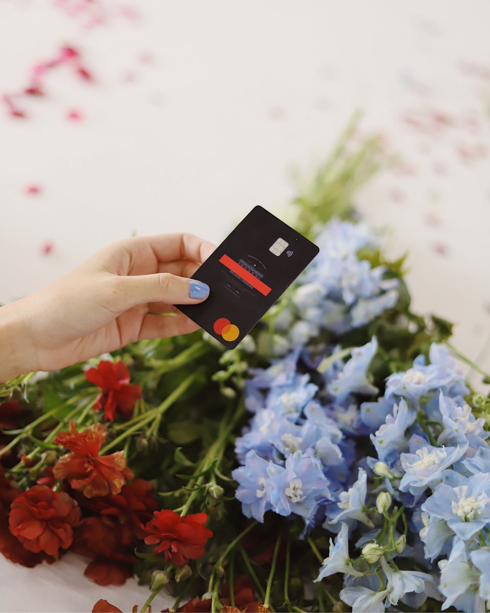 Fondeadora's tweet photo. Yo puedo comprarme flores,
escribir mi nombre en la arena,
hablar conmigo por horas
de cosas que no entenderías.

Puedo comprarme lo que tú no,
con Fondeadora y Apple Pay.

🍀🧚🏾💳✨

#fondeadora #fondea #debit https://t.co/c1r3POVHJJ
