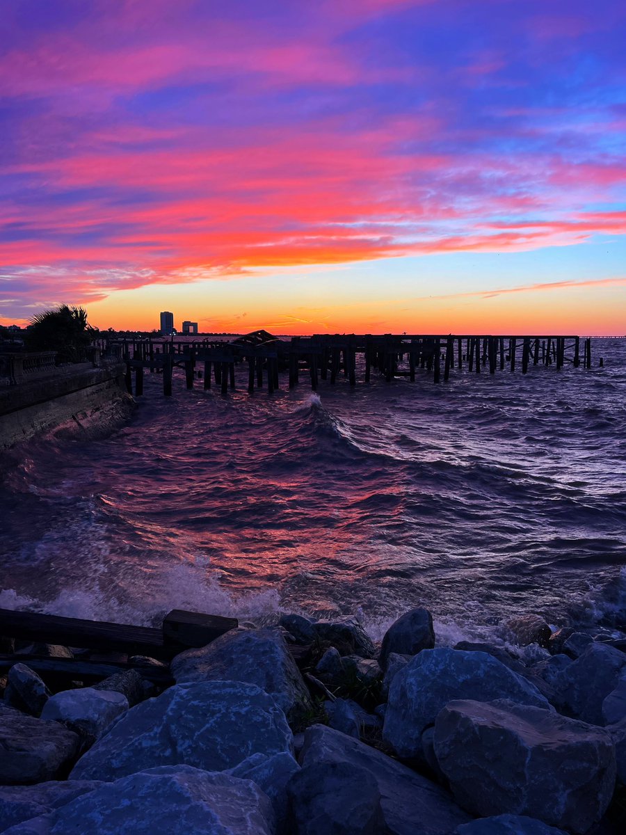 Pure sky candy in West End tonight! 💜💙💖🧡💛 #lakepontchartrain #lawx #neworleans