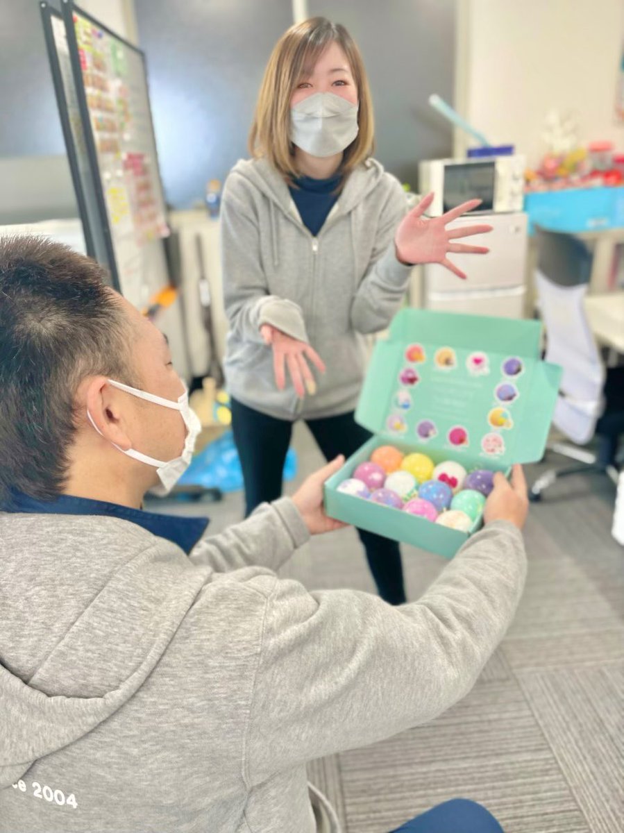 tds20040105's tweet photo. 今日はホワイトデーですね！
日頃の感謝を込めて…と総務部のメンズから
かわいい���スボムを頂きましたー♡
ありがとう♡

#ホワイトデー
#バスボム https://t.co/5gkvQV7CAr