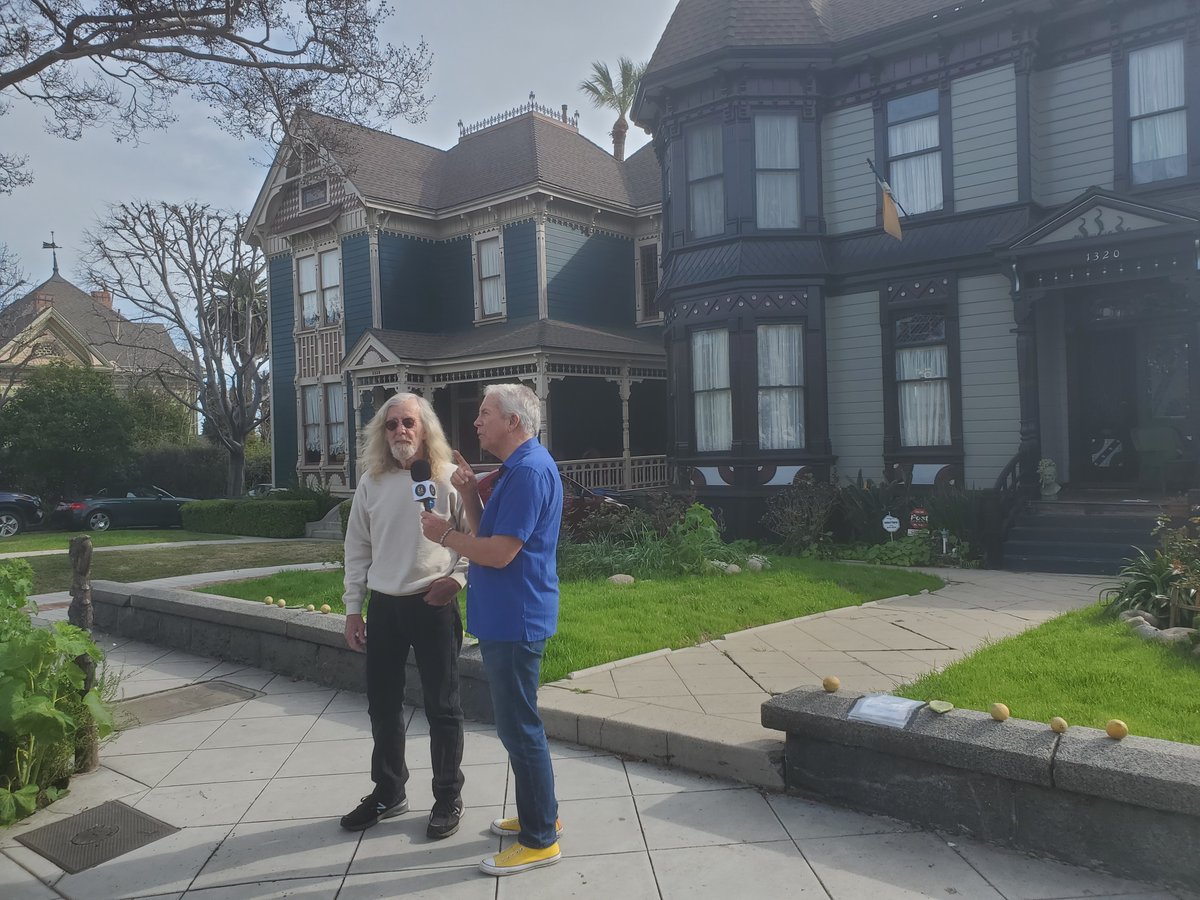 la_dorkout's tweet photo. Recorded a "10,000 Steps" walk with @PatPattison4 and his SoCal beat today thru Echo Park &amp; Angelino Heights. On Carroll Ave., we bumped into the "Mayor of Angelino Heights" Murray Burns... 82 yrs old, restores houses, and gets in 16,000 steps a day. No wonder he looks so great! https://t.co/AtZbWLd6jn