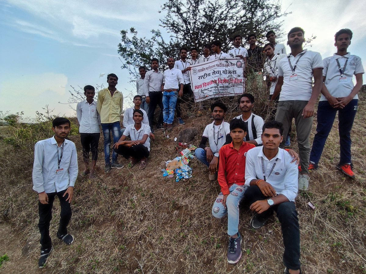 MrRCPrajapati's tweet photo. सात दिवसीय विशेष शिविर का आयोजन दि 13 मार्च सूर्य नमस्कार के 12 योगासनों का अभ्यास कराया गया l  साक्षरता रैली निकाली गई  l   साहसिक गतिविधियों के अंतर्गत गुड़ा ग्राम के पहाड़ की ट्रैकिंग की l @askabir_ @dkupadhyay62 @NSSIndia @nssrdbhoplal @NSSRDBhopal https://t.co/CyYwj5XPR9