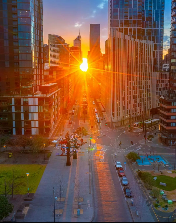 cityofmelbourne's tweet photo. Summer may be over, but climate change is still heating things up 🔥 

In Melbourne, we currently average 11 days above 35°C – but that's predicted to rise to 16 by 2050 😓

Check out our work with @ArshtRock towards making Melbourne a heat-safe city: https://t.co/k3DT4Ncfxq https://t.co/TNtAypPTbY