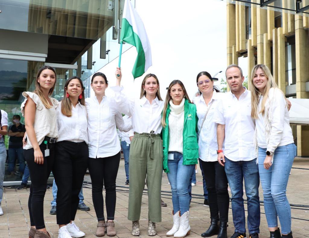 DesarrolloEcoAn's tweet photo. Hoy UNIDOS le enviamos un mensaje a nuestra comunidad de Nordeste y Bajo Cauca de Antioquia, #NoEstanSolos #Antioquia esta con ustedes 🙌🏻

¡UNIDOS #ConBajoCaucaYNordeste 💚 https://t.co/SxUsv0Z5gv