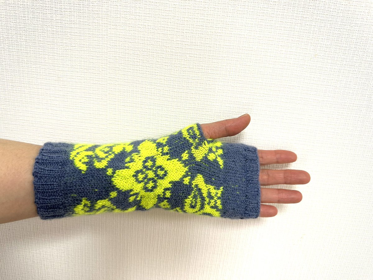 手のひら側はこんなデザイン。

親指部分はシンプルに穴を開けたいだけ。

#編み物 #編み物好きさんと繋がりたい #手編みアームウォーマー #armwarmers