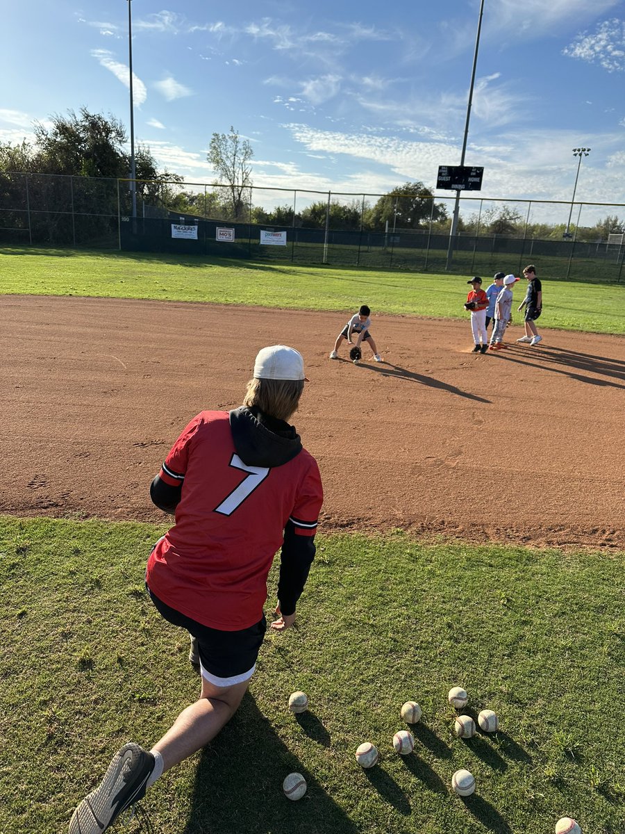 MattGarver04's tweet photo. Amazing night for @vrhsbaseball !! Coming back to their roots and doing a free clinic for CPYL. They did a great job coaching these little guys up. #ProudCoach #Community #GivingBack #BackToWhereItStarted https://t.co/23cafOqSKl