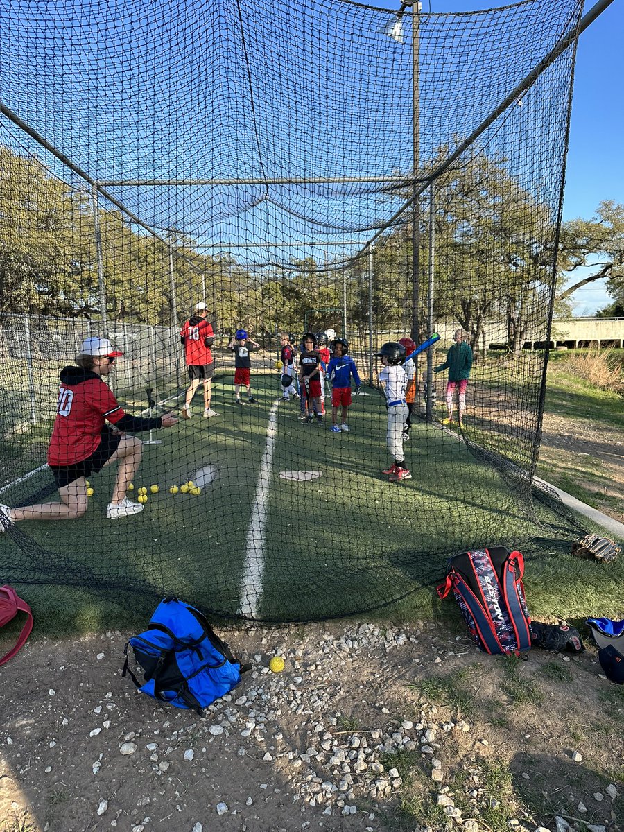MattGarver04's tweet photo. Amazing night for @vrhsbaseball !! Coming back to their roots and doing a free clinic for CPYL. They did a great job coaching these little guys up. #ProudCoach #Community #GivingBack #BackToWhereItStarted https://t.co/23cafOqSKl