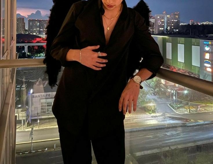 'cause now i gotta play pretend. /lyr