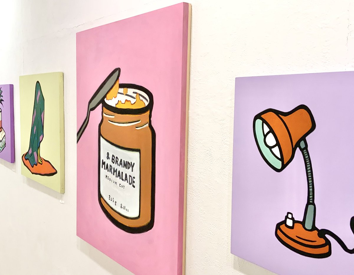 本日5日目、昼から晴れますよー。ミキテライ個展「room」 11ー19時オープン！入口から右壁面をパシャ！広めな部屋で自分の好きな雑多なものに囲まれ心地よく過ごしたい。そんな心情で室内の日用品モチーフを描きました。<a href="/mikiteraism/">ミキテライ</a> #opagallery