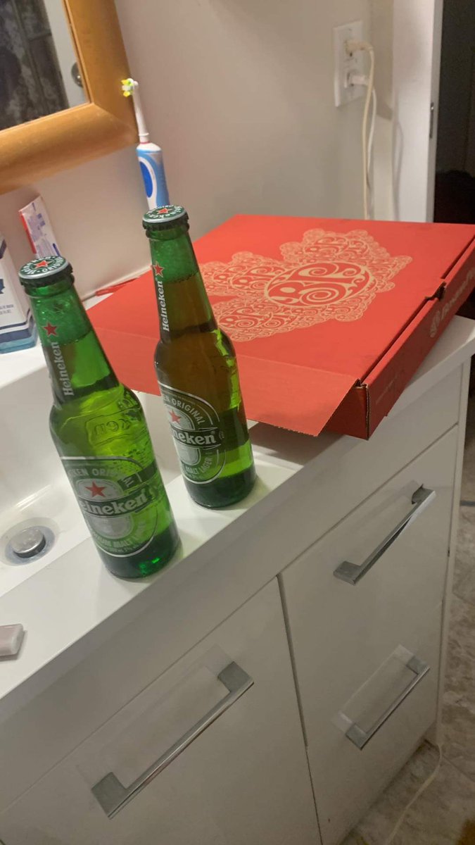 Min1111B's tweet image. When your day is anything but ok..beer and pizza in the bathtub helps🤍 #beer #pizza #godhelpusall