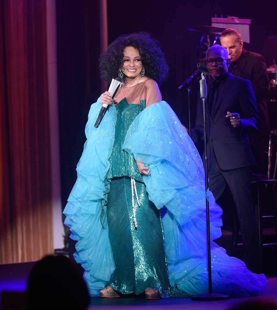 STOP IN THE NAME OF LOVE! Everyone at Byron Allen's Oscar Gala in Beverly Hills last night LOVED the amazing #DianaRoss as she performed at a private event to raise money for Children's Hospital Los Angeles #CHLA 🤩 #ByronAllen #Oscars #performance #concert #philanthropy