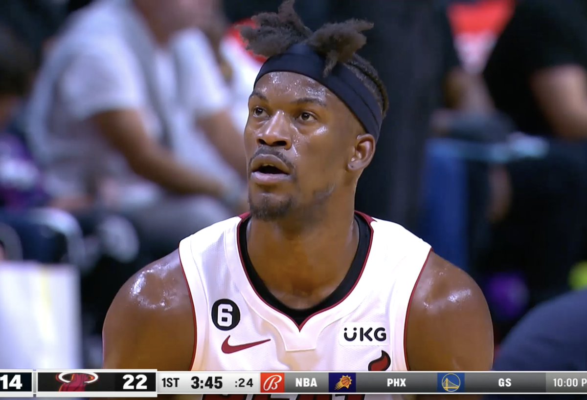 BleacherReport's tweet photo. Jimmy unbraided his hair mid-game https://t.co/k7WUPURYev