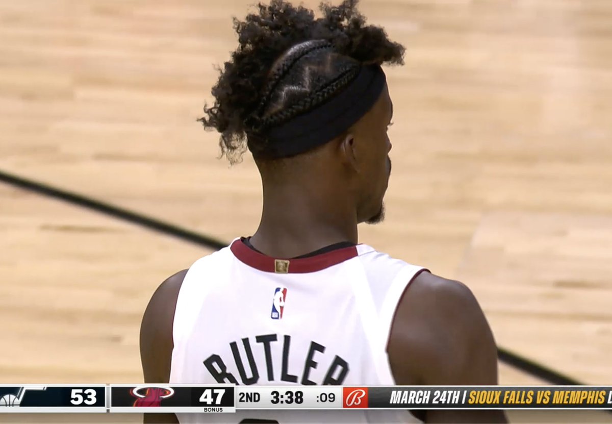 BleacherReport's tweet photo. Jimmy unbraided his hair mid-game https://t.co/k7WUPURYev