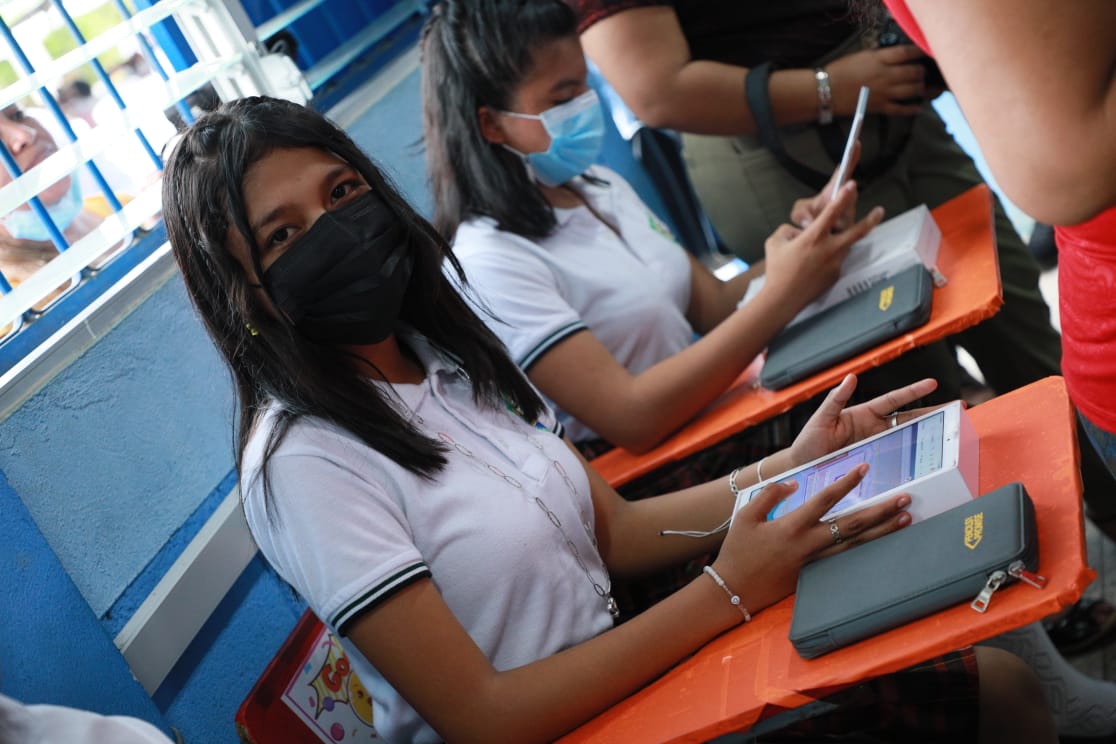 MineducGT's tweet photo. En el #INEB, en San Gabriel #Suchitepéquez, autoridades del #Mineduc y #PencilsOfPromise entregaron la donación de Tablets para ampliar la cobertura del Programa de Tecnología en el Aula, así como fortalecer la calidad educativa, para desarrollar las competencias curriculares. https://t.co/Kw56w4FP4S