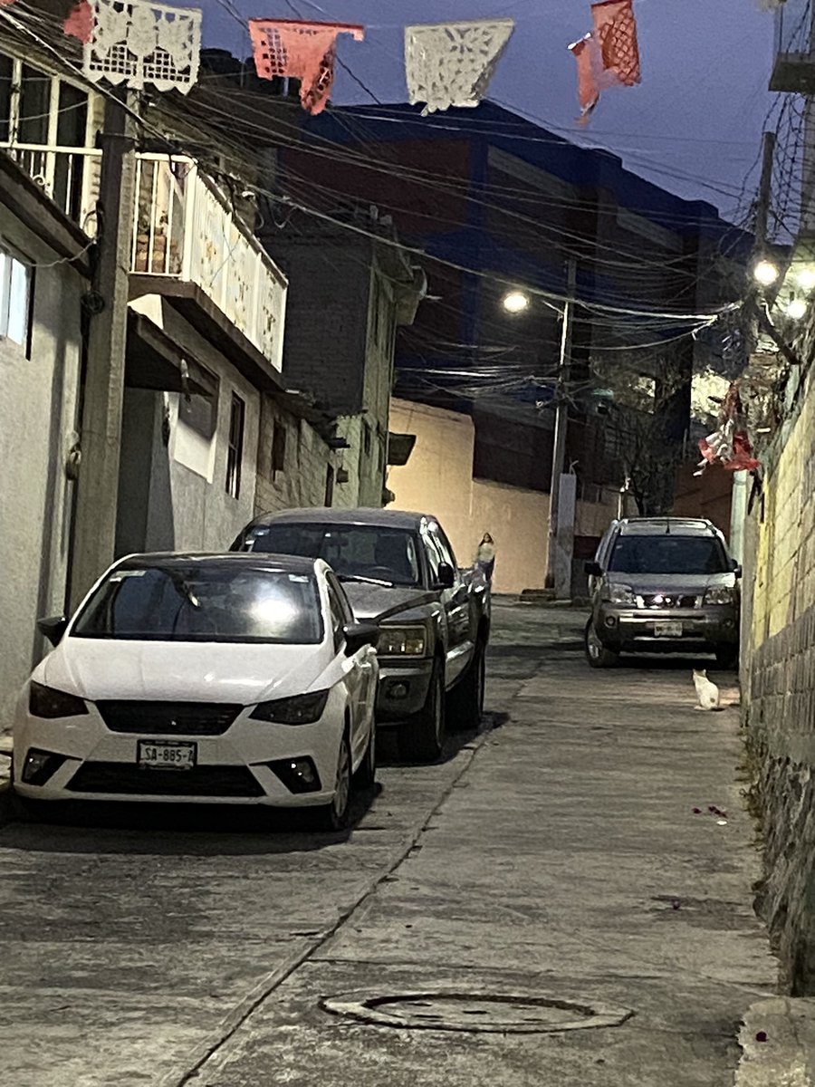 libiarm's tweet photo. @PoliciaAtizapan quiero reportar a esta gente que siempre deja sus carros en la calle tan angosta y nunca se quitan dicen que es su lugar ahí no pasa ni un vehículo, para que los vengan a quitar https://t.co/SCmpoB4Bea