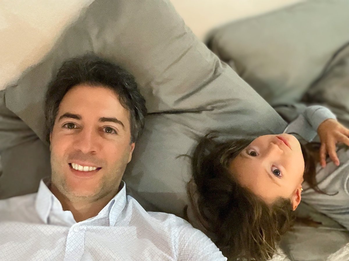 QuinteroCalle's tweet photo. Puedes tener el cargo que quieras, nunca nada será más importante que tu familia, nunca nada mejor que volver a casa. https://t.co/Djl8nKpdq6