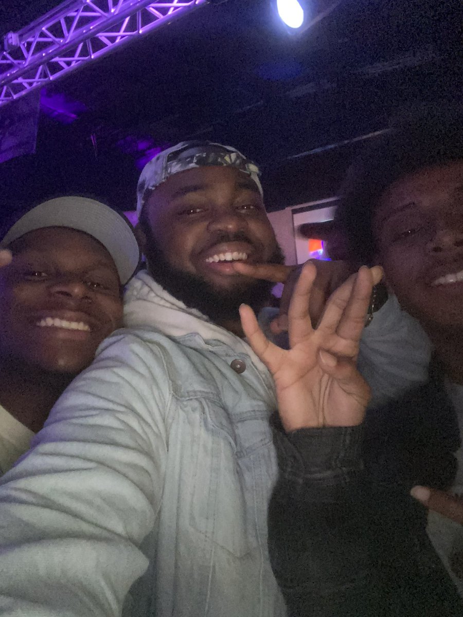 ThomasGunner's tweet photo. Happy b day to prince mi dan aka lil Smooch Williams mr 5'9 @Jaylan_Williams https://t.co/RyHGdhhqVs