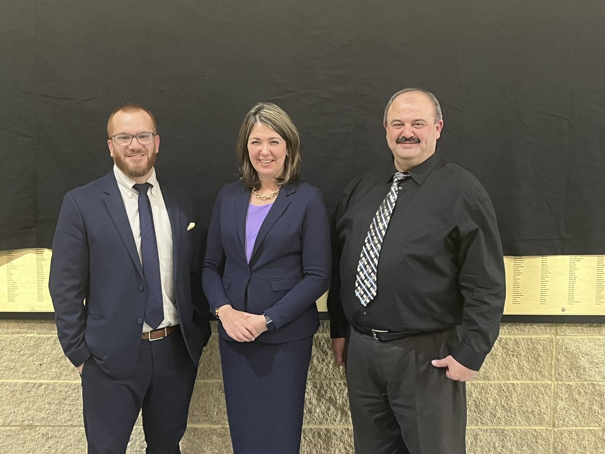 EdmontonIslamic's tweet photo. Thank you @ABDanielleSmith for visiting the @EdmontonIslamic Academy today! We appreciate the visit and the opportunity to discuss a myriad of topics including education in Alberta, school choice, and the newly proposed Alberta budget! https://t.co/P3YrRK56Ql