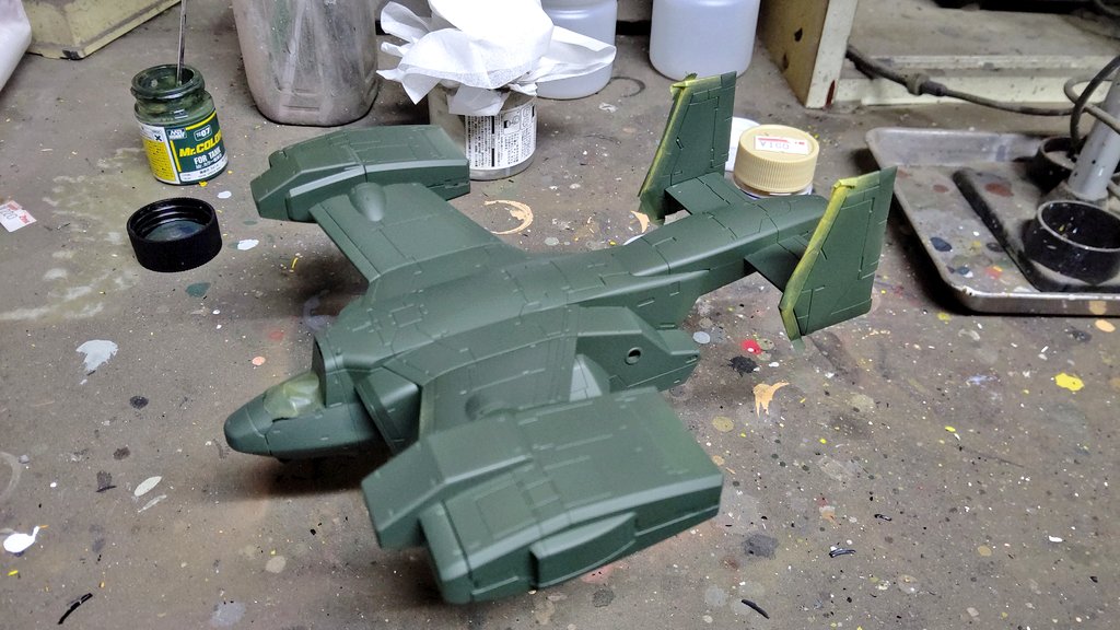 Hiro19820927's tweet image. おはようございます❗️
ストークキャリー、塗装開始です。
主翼と垂直尾翼の縁をダークグレーで塗り機体を仮組みの後、全体を濃緑色+薄茶色の迷彩で塗装しました。
はい、陸上自衛隊仕様です✨
#プラモデル　#境界戦機　#V33　#ストークキャリー