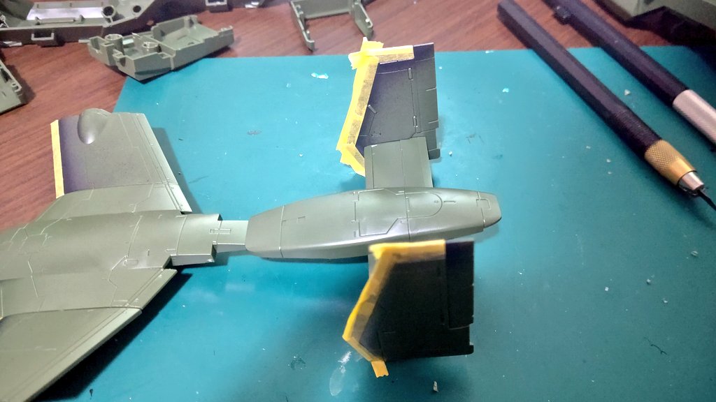 Hiro19820927's tweet image. おはようございます❗️
ストークキャリー、塗装開始です。
主翼と垂直尾翼の縁をダークグレーで塗り機体を仮組みの後、全体を濃緑色+薄茶色の迷彩で塗装しました。
はい、陸上自衛隊仕様です✨
#プラモデル　#境界戦機　#V33　#ストークキャリー