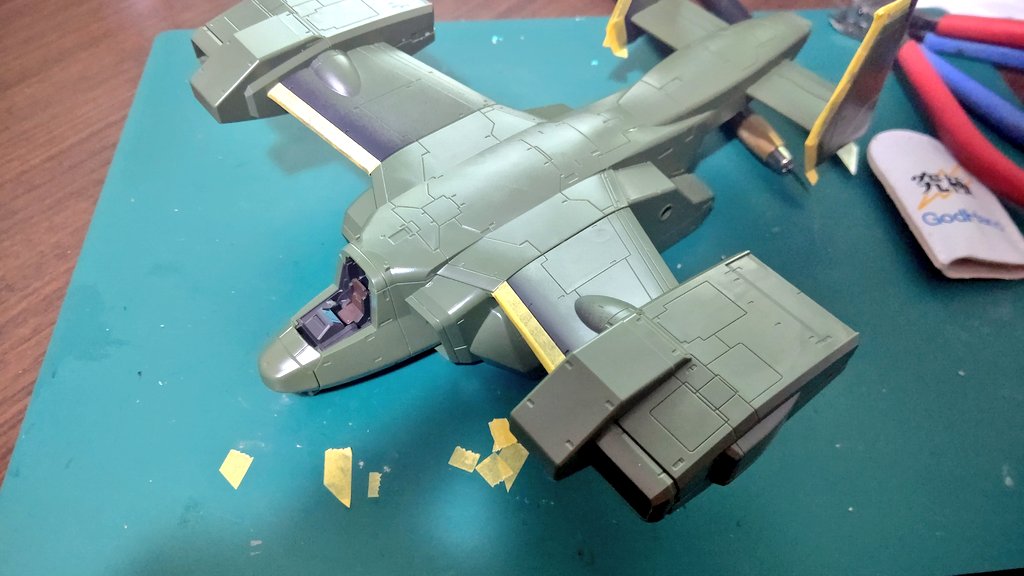 Hiro19820927's tweet image. おはようございます❗️
ストークキャリー、塗装開始です。
主翼と垂直尾翼の縁をダークグレーで塗り機体を仮組みの後、全体を濃緑色+薄茶色の迷彩で塗装しました。
はい、陸上自衛隊仕様です✨
#プラモデル　#境界戦機　#V33　#ストークキャリー