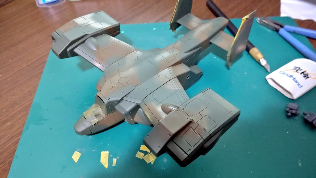 Hiro19820927's tweet image. おはようございます❗️
ストークキャリー、塗装開始です。
主翼と垂直尾翼の縁をダークグレーで塗り機体を仮組みの後、全体を濃緑色+薄茶色の迷彩で塗装しました。
はい、陸上自衛隊仕様です✨
#プラモデル　#境界戦機　#V33　#ストークキャリー