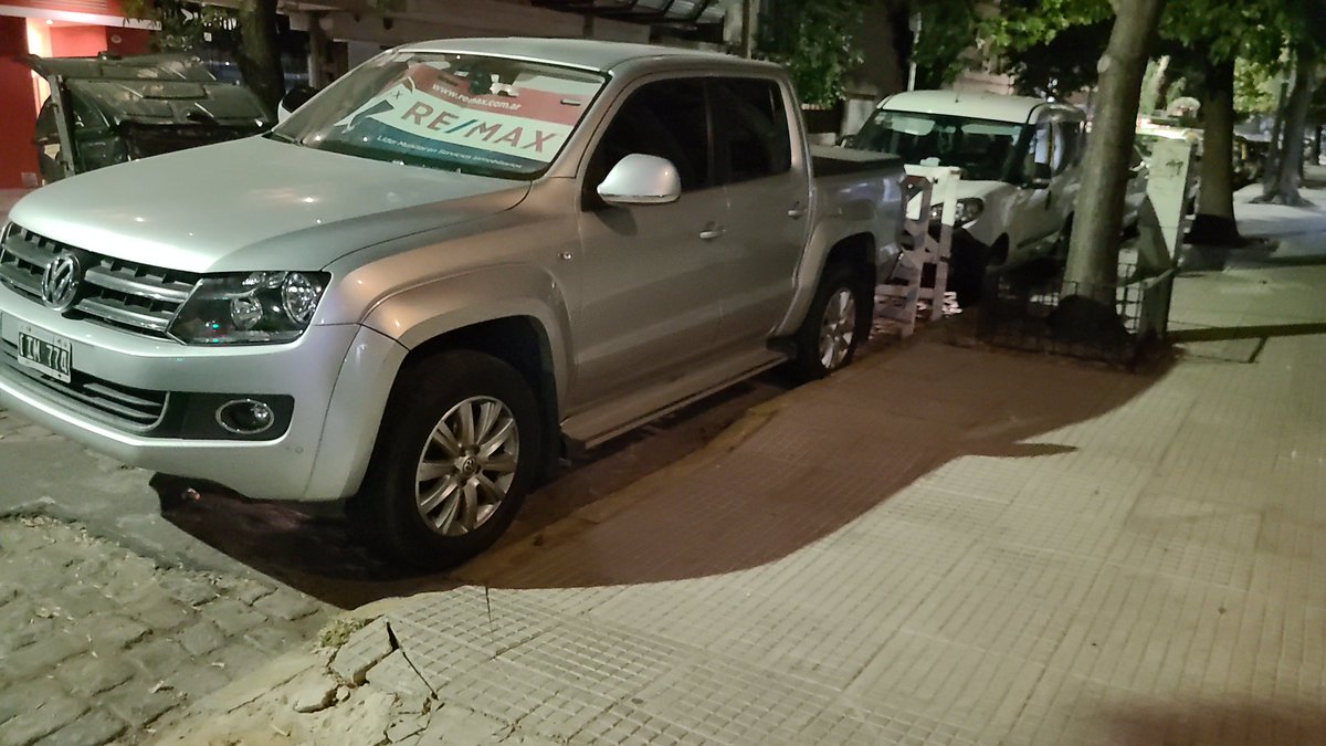 dib87's tweet photo. @InfoSegVial se puede tapar asi una patente? Y poner caballetes en la calle para guardarse lugar? Esto y más en Helguera 3184, CABA. Lo reporté al   @gcba pero lo desestiman https://t.co/7iSzktBvUz