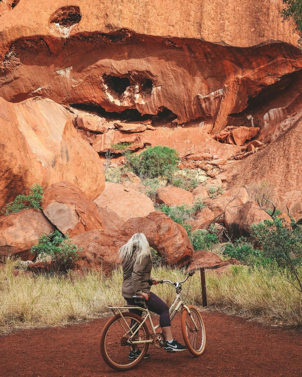 MaximusCampers's tweet photo. The colours of Uluru are even
better with #OutbackCycling.
@BigRexAdventures
#ntaustralia #seeaustralia https://t.co/Ie2EYjYrBr