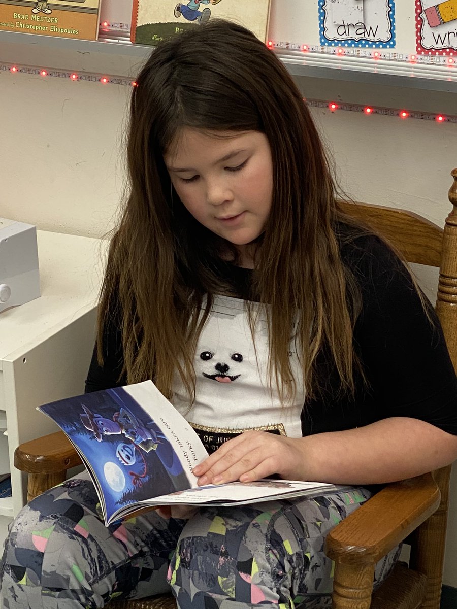 JDbeachteach's tweet photo. It’s a beautiful thing when a former student chooses reading to your class as a reward ❤️ #EveryStudentEveryDay #WeRBeach #studentrewards #proudteacher #awesomereader @AntrimSchool @StecchiniM @ptbeachsuper https://t.co/O1QH6kGNnM