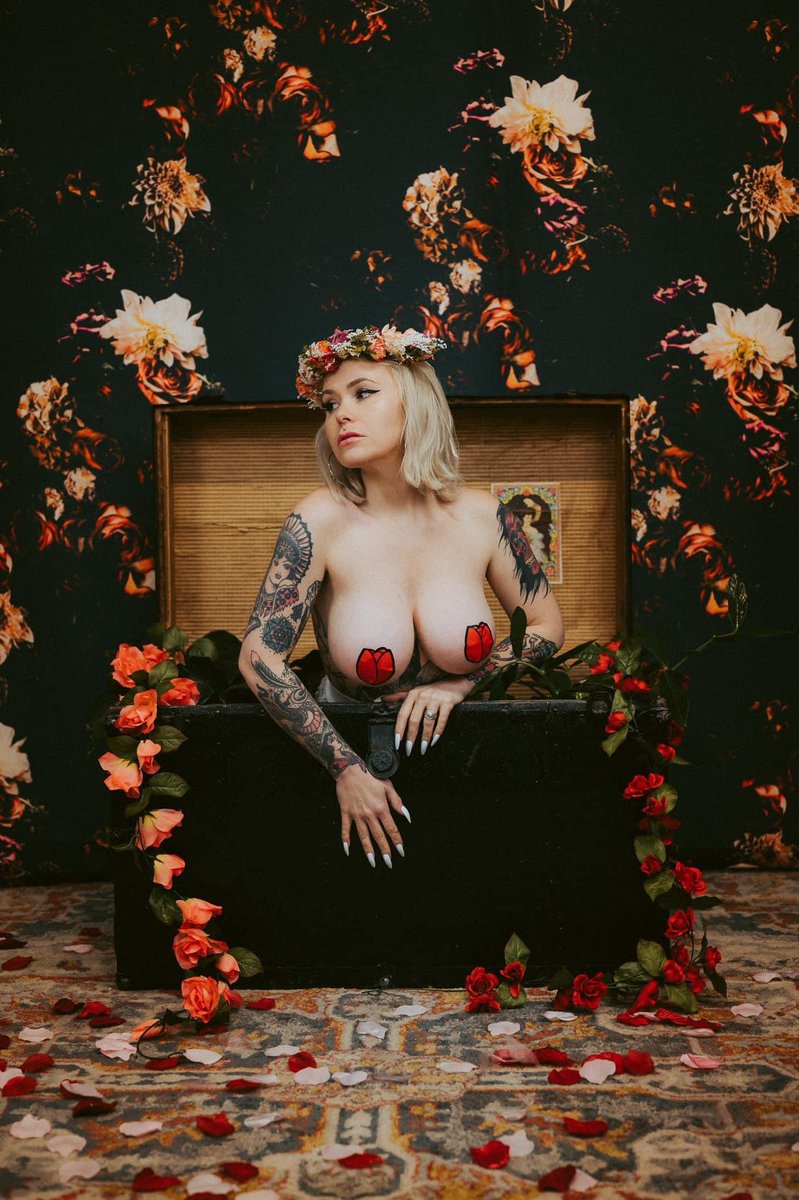 tommiLC's tweet photo. MIL said to B: “tell Tommi I love her even though she posts naked pictures on Facebook” 

 “Naked” pic on FB https://t.co/ffPNkjBY2M