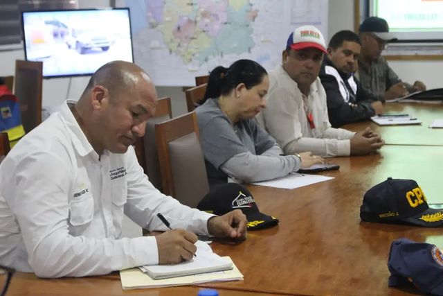 epsdistal's tweet photo. Por instrucciones de nuestro gobernador M.y @Gerardo4fPsuv nos encontramos reunidos junto al Estado Mayor de Emergencia para la atención oportuna de las afectaciones por las lluvias en la entidad.

#ChávezDelMundo

@DanielPernia31 https://t.co/KgrPK2SLkq