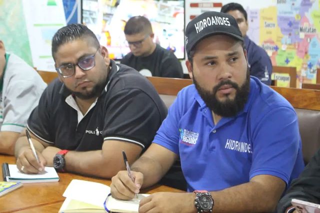 epsdistal's tweet photo. Por instrucciones de nuestro gobernador M.y @Gerardo4fPsuv nos encontramos reunidos junto al Estado Mayor de Emergencia para la atención oportuna de las afectaciones por las lluvias en la entidad.

#ChávezDelMundo

@DanielPernia31 https://t.co/KgrPK2SLkq