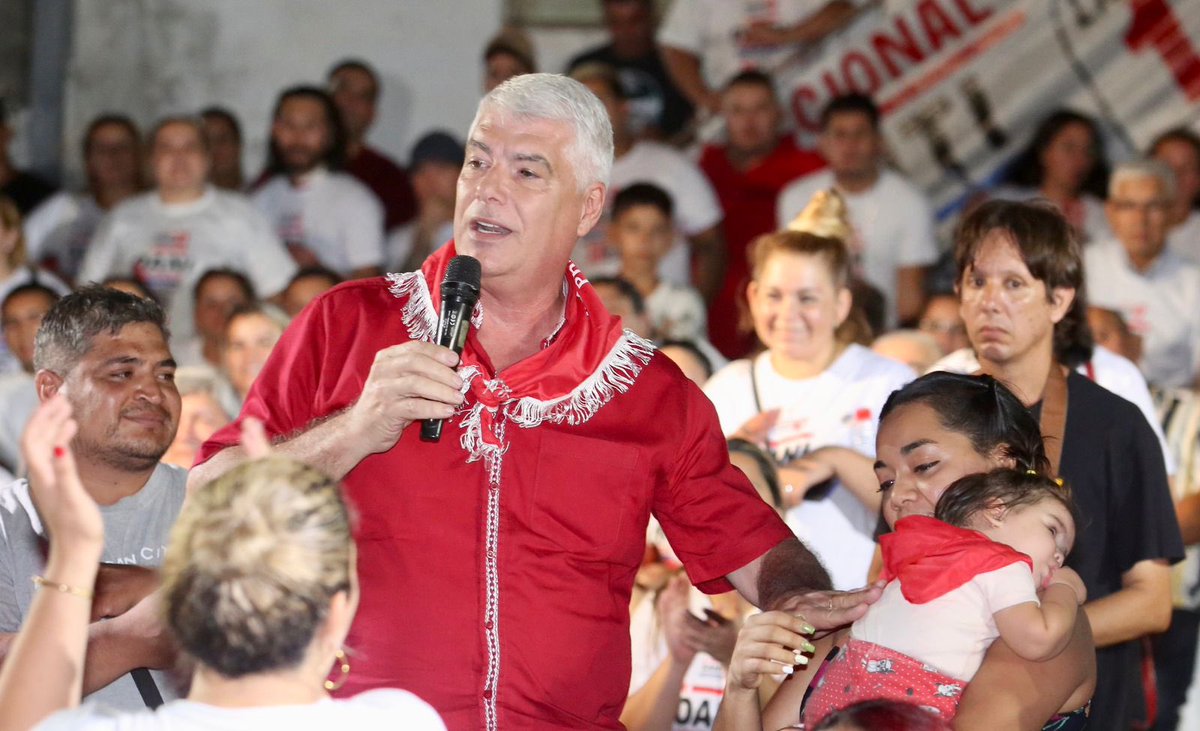 SantiPenap's tweet photo. Tenemos un país que está condenado al éxito. Solamente tenemos que trabajar con honestidad, responsabilidad y patriotismo para que todos los paraguayos estén mejor. ¡Gracias Asunción! 🙌🏻 https://t.co/CBwQ6REzJw