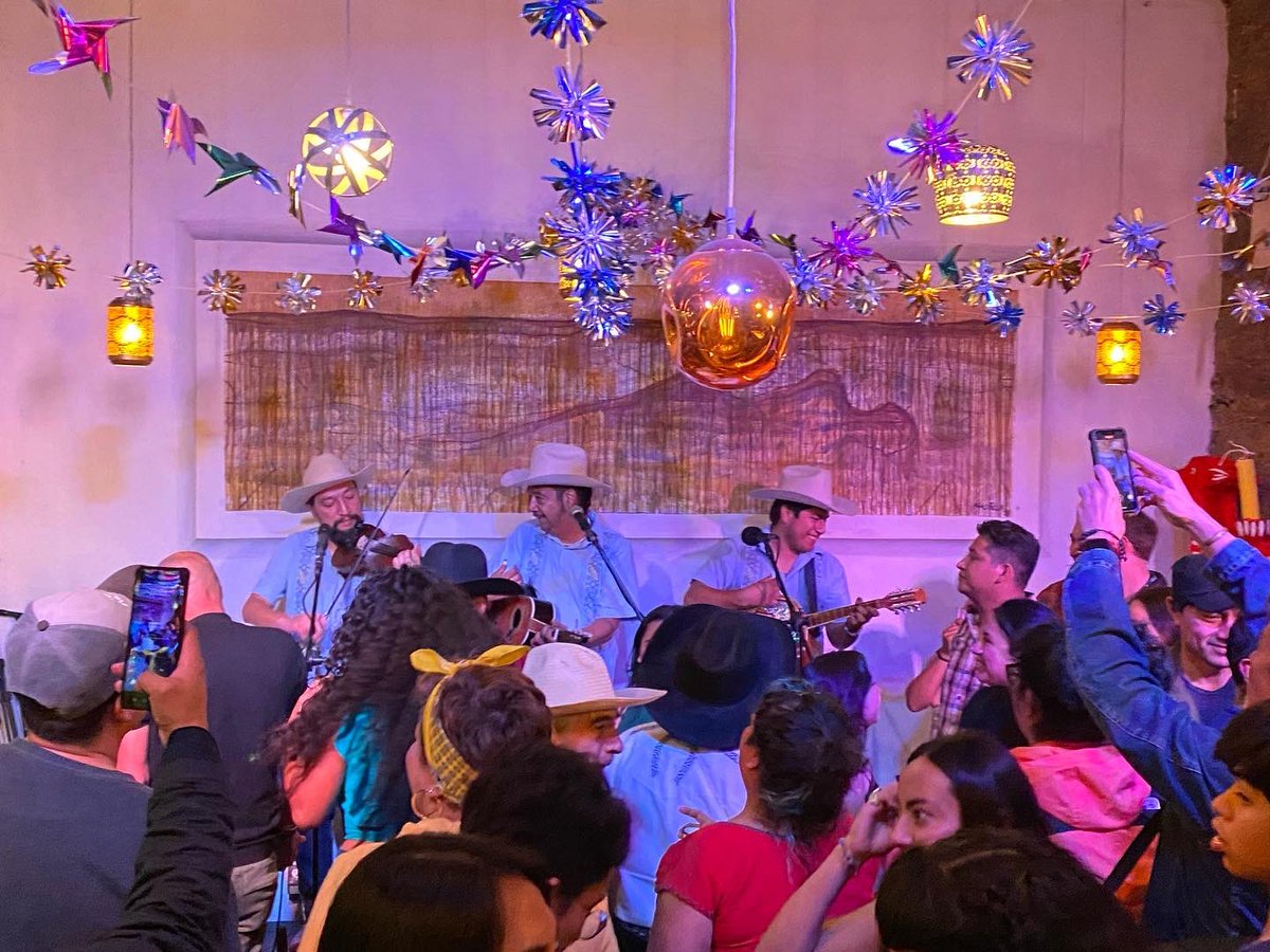tenxokotl's tweet photo. Hace 5 años nació Tenxokotl, un espacio en donde la tlayuda, el huapango y el mezcal eran solo un pretexto para hacer comunidad. Agradecemos a todos quienes nos han brindado su apoyo y cariño. Pronto nos volveremos a ver y armaremos un gran fandango. #TlazkamatiMiak https://t.co/VkNSDLrBxT
