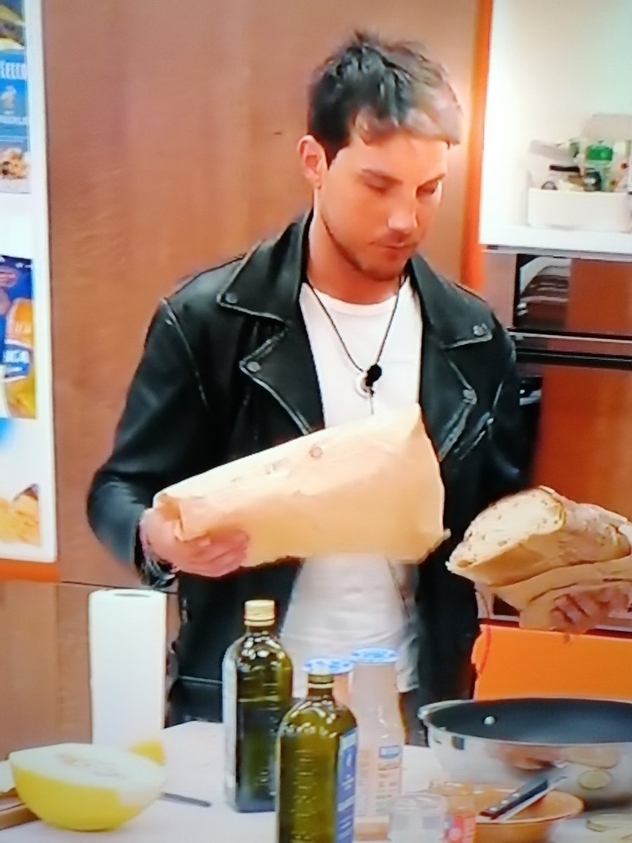 antonellaD_E's tweet photo. Bello lui che si fa il cazziatone da solo perché mangia tutto 😂😂😂😂😂
VOTATE DANIELE VOTATE DANIELE VOTATE DANIELE VOTATE DANIELE VOTATE DANIELE VOTATE DANIELE #oriele #denzzzers #badenzzers #depisis #murgette ecc. ecc. https://t.co/m7tdAdovIt