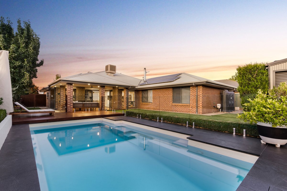 top_snap's tweet photo. This contemporary build located in Junortoun is beautifully suited for the whole family 🏠
.
.
📷 Top Snap Central Victoria
#topsnap #photography #realestate #realestatephotography #marketing #facade #familyhome #contemporaryhome #junortoun #bendigo #centralvictoria #vic https://t.co/BGlUCUhwBh