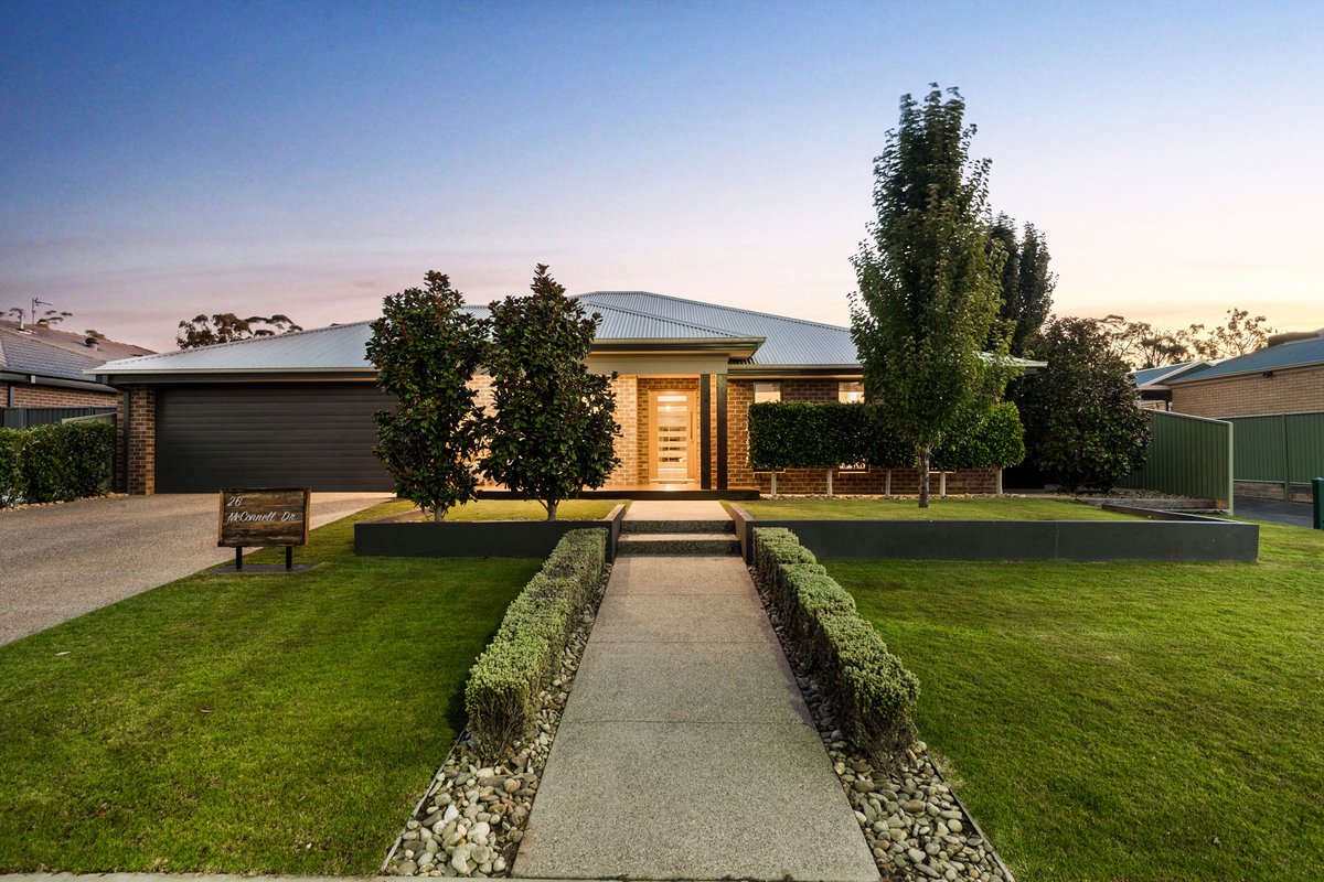 top_snap's tweet photo. This contemporary build located in Junortoun is beautifully suited for the whole family 🏠
.
.
📷 Top Snap Central Victoria
#topsnap #photography #realestate #realestatephotography #marketing #facade #familyhome #contemporaryhome #junortoun #bendigo #centralvictoria #vic https://t.co/BGlUCUhwBh