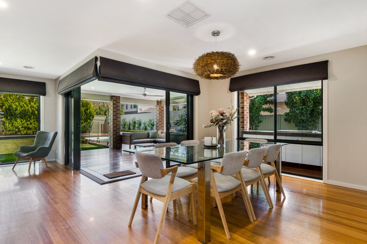 top_snap's tweet photo. This contemporary build located in Junortoun is beautifully suited for the whole family 🏠
.
.
📷 Top Snap Central Victoria
#topsnap #photography #realestate #realestatephotography #marketing #facade #familyhome #contemporaryhome #junortoun #bendigo #centralvictoria #vic https://t.co/BGlUCUhwBh