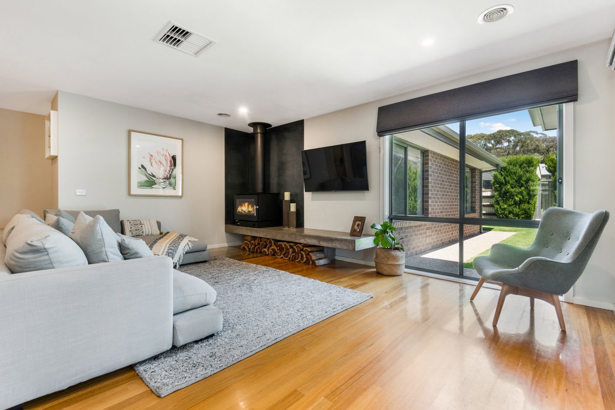 top_snap's tweet photo. This contemporary build located in Junortoun is beautifully suited for the whole family 🏠
.
.
📷 Top Snap Central Victoria
#topsnap #photography #realestate #realestatephotography #marketing #facade #familyhome #contemporaryhome #junortoun #bendigo #centralvictoria #vic https://t.co/BGlUCUhwBh