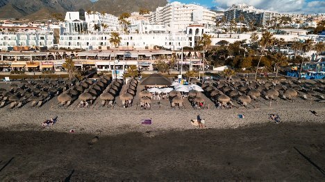 @torviscasbeachclub , en Costa Adeje. Playa y sunset de lujo. En Tenerife, verano sin fin.

#tenerife #verano #churinguito #tenerifesur #costaadeje #adeje #aerial #dron #air2s instagr.am/reel/CpwBcavqW…