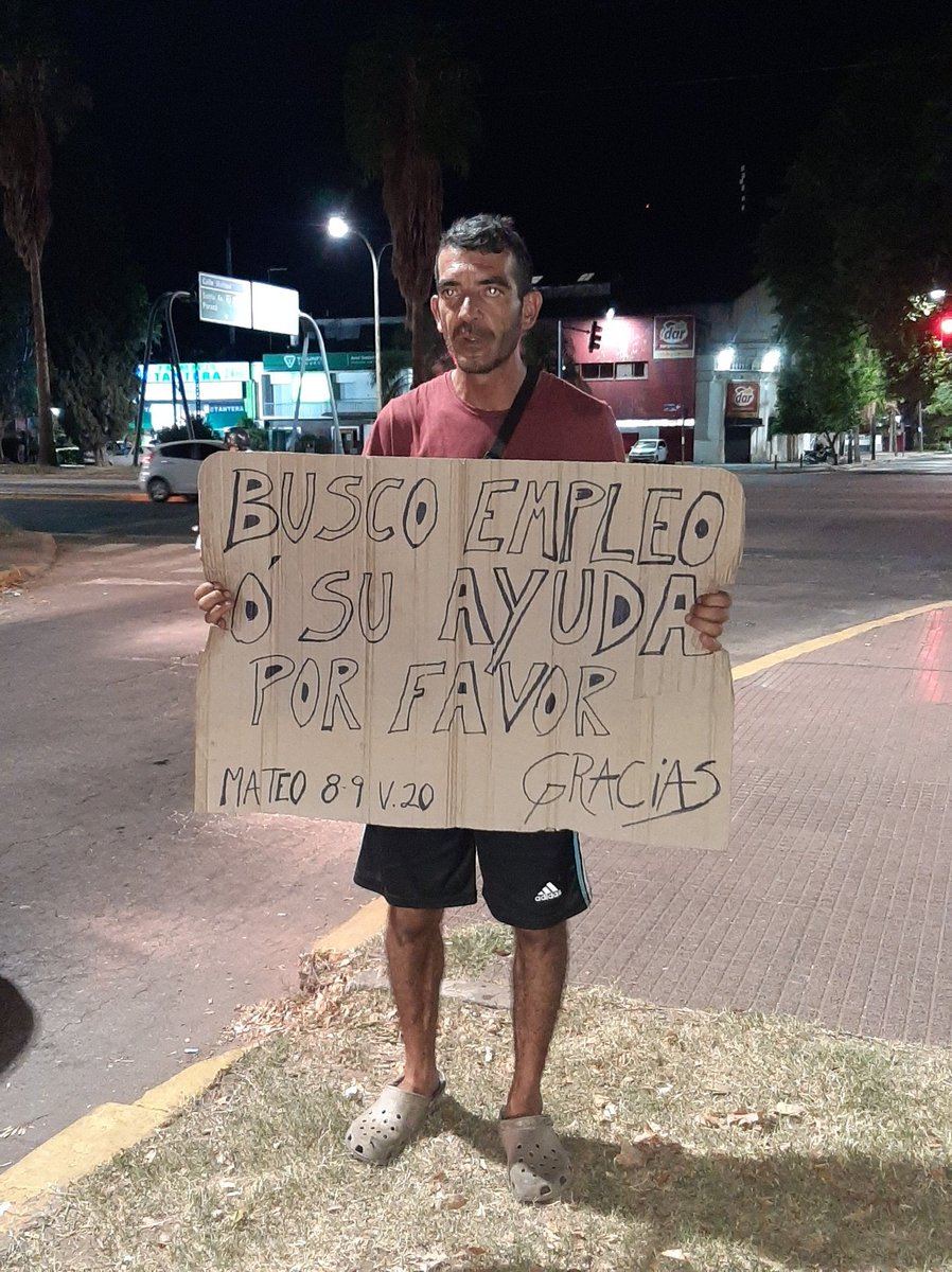 VickuMuriel's tweet photo. Él es Mauricio (es instruido, universitario incompleto) busca empleo de lo que sea. No tiene celular porque se lo robaron los trapitos. Estaba con este cartel en Superi y Bv. Rondeau. Se lo puede localizar en Huerta Grande 1110. Por favor ayudemos difundiendo y compartiendo 🙏🏻 https://t.co/PSYflHGSXf
