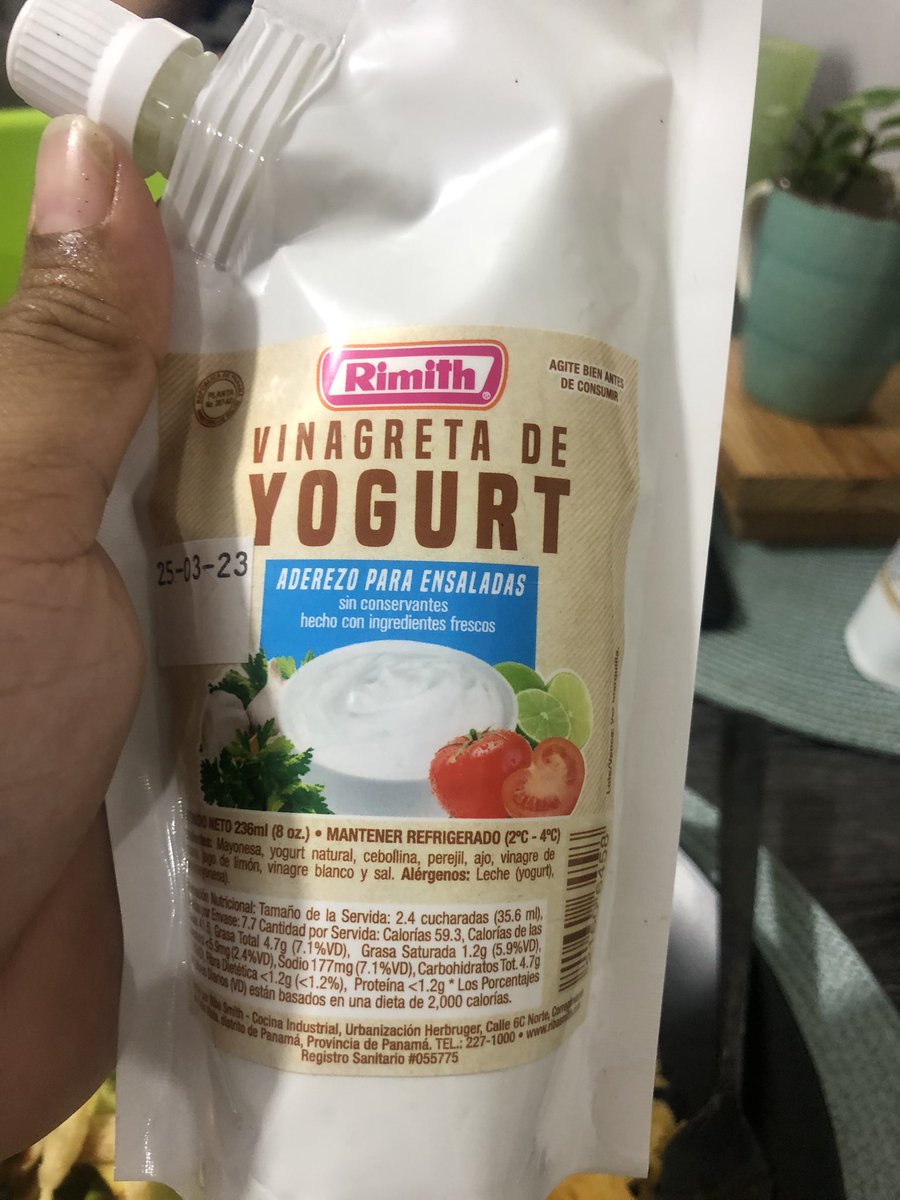 MiryAyala's tweet photo. Hoy la cena va a así: costillitas de air fryer, arroz amarillo, tajadas y ensalada de lechuga, espinacas, tomates cherries, aguacate y una vinagreta de yogurt del @Riba_Smith @ProductosRimith y le puse unas tiritas de wanton😋😋😋 https://t.co/q252YG11ok