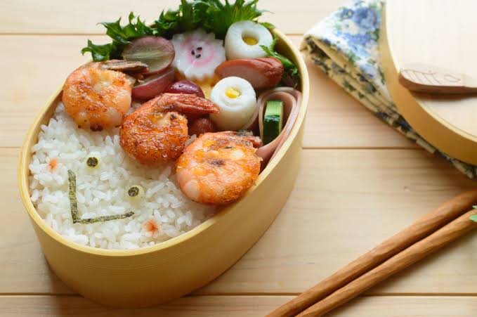 <a href="/SLUNGL0W/">VINCENT</a> "Happy White Day, my sunshine. Thank you for always being there for me." Ryuichi brings a bouquet and a bento, specially made by Ryuichi himself!

"I know you haven't had breakfast, so I'm making you one." Then he pecks Vincent's lips while smiling.